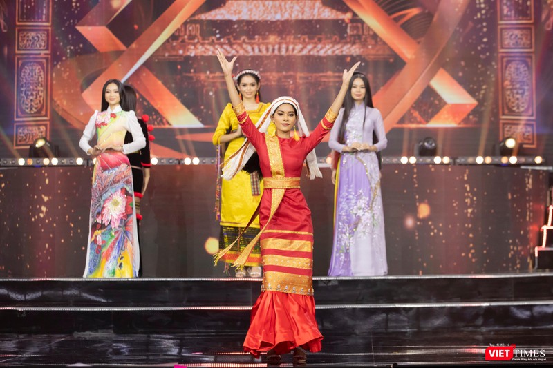 Phần trình diễn trang phục của 54 dân tộc Việt Nam đầy ấn tượng Phần trình diễn trang phục của 54 dân tộc Việt Nam đầy ấn tượng