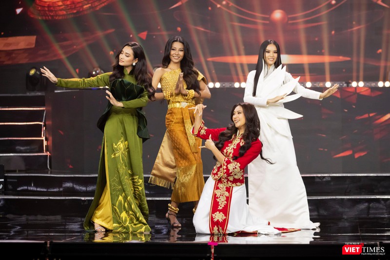 Á hậu 2 Thạch Thu Thảo dân tộc Khmer ở phần trình diễn trang phục dân tộc Á hậu 2 Thạch Thu Thảo dân tộc Khmer ở phần trình diễn trang phục dân tộc