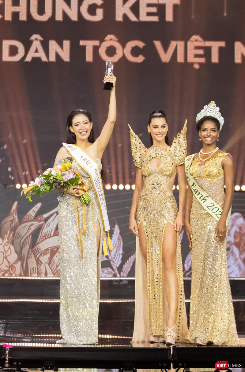 Hoa hậu Trái đất 2020 Lindsey Coffey và Hoa hậu Trái đất 2021 Destiny Wagner cùng là thành viên BGK trao danh vị Á hậu 1 cho Lương Thị Hoa Đan Hoa hậu Trái đất 2020 Lindsey Coffey và Hoa hậu Trái đất 2021 Destiny Wagner cùng là thành viên BGK trao danh vị Á hậu 1 cho Lương Thị Hoa Đan