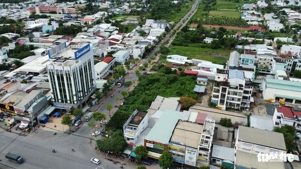 Đoạn đường số 1 bị nắn cong vào đất của cán bộ, công chức, trong đó có 8 cán bộ Sở Giao thông vận tải tỉnh Trà Vinh - Ảnh: Tuổi trẻ Đoạn đường số 1 bị nắn cong vào đất của cán bộ, công chức, trong đó có 8 cán bộ Sở Giao thông vận tải tỉnh Trà Vinh - Ảnh: Tuổi trẻ