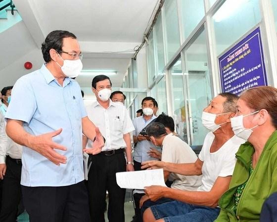 Bí thư Nguyễn Văn Nên thăm hỏi người dân tại trạm y tế phường An Lạc A Bí thư Nguyễn Văn Nên thăm hỏi người dân tại trạm y tế phường An Lạc A