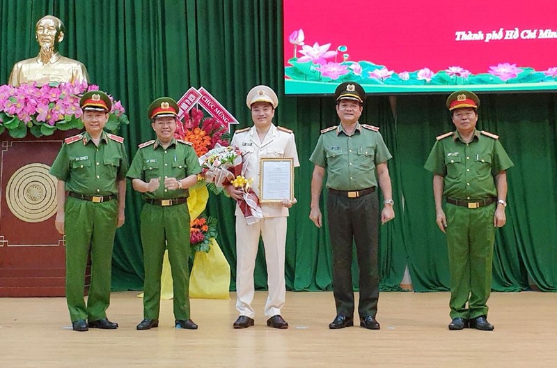 Đại tá Mai Hoàng (giữa) tại buổi lễ trao quyết định. Ảnh: Báo CAND Đại tá Mai Hoàng (giữa) tại buổi lễ trao quyết định. Ảnh: Báo CAND