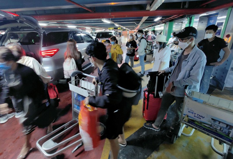 Bắt xe khó khăn và tình trạng bát nháo ở sân bay Tân Sơn Nhất. Ảnh: Thanh niên