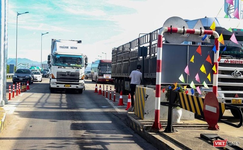 Đoàn xe xếp hàng qua trạm mỗi lúc một dài thêm. Ảnh: Hồ Xuân Mai