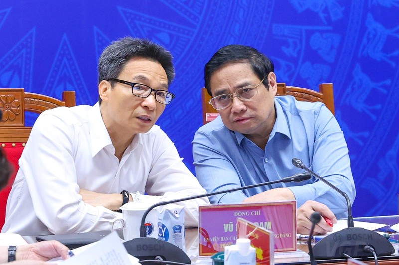 Thủ tướng Phạm Minh Chính trao đổi với Phó Thủ tướng Vũ Đức Đam tại Hội nghị. Ảnh: Thông tin Chính phủ Thủ tướng Phạm Minh Chính trao đổi với Phó Thủ tướng Vũ Đức Đam tại Hội nghị. Ảnh: Thông tin Chính phủ