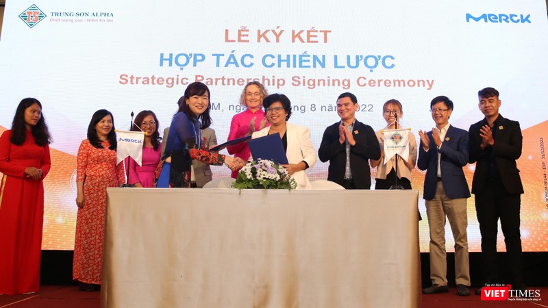 Bà Hideko Ikeda TGĐ Merck Healthcare VN và bà Trương Hoàng Thanh Trúc – Chủ tịch hệ thống Trung Sơn Pharma ký kết hợp tác chiến lược nhằm nâng cao năng lực dược sĩ Bà Hideko Ikeda TGĐ Merck Healthcare VN và bà Trương Hoàng Thanh Trúc – Chủ tịch hệ thống Trung Sơn Pharma ký kết hợp tác chiến lược nhằm nâng cao năng lực dược sĩ