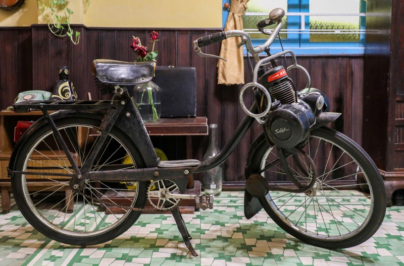 Chiếc xe đạp máy hiệu Solex của Pháp, sản xuất thập niên 1950 của nữ giao liên Ngọc Huệ tặng cho bảo tàng. Trước kia, bà từng dùng xe này để đưa thông tin, tài liệu cho lực lượng kháng chiến Chiếc xe đạp máy hiệu Solex của Pháp, sản xuất thập niên 1950 của nữ giao liên Ngọc Huệ tặng cho bảo tàng. Trước kia, bà từng dùng xe này để đưa thông tin, tài liệu cho lực lượng kháng chiến