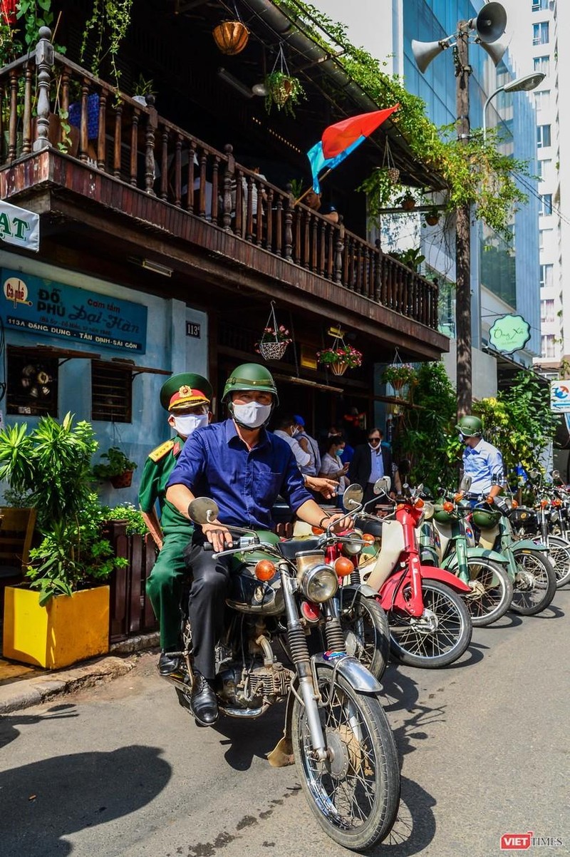 Khách tham quan trải nghiệm phương tiện di chuyển giữa các điểm đến là các loại xe mà các chiến sĩ biệt động Sài Gòn năm xưa từng sử dụng như xe honda 67 Khách tham quan trải nghiệm phương tiện di chuyển giữa các điểm đến là các loại xe mà các chiến sĩ biệt động Sài Gòn năm xưa từng sử dụng như xe honda 67