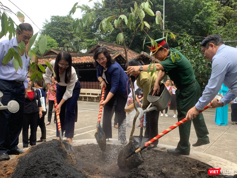 Bà Phan Thị Thắng, bà Nguyễn Thị Ánh Hoa cùng các ban ngành tham gia chuyến khảo sát, cùng trồng thêm cây xanh lưu niệm Bà Phan Thị Thắng, bà Nguyễn Thị Ánh Hoa cùng các ban ngành tham gia chuyến khảo sát, cùng trồng thêm cây xanh lưu niệm