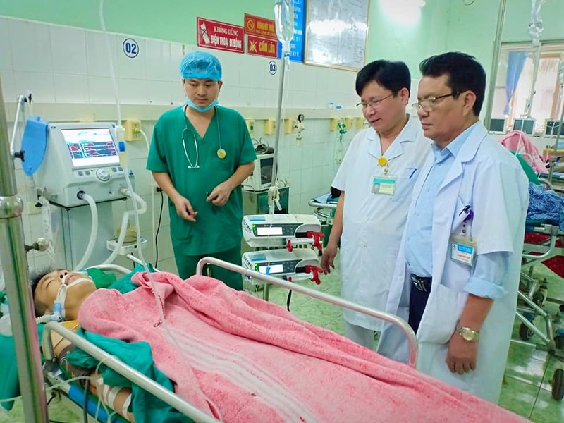 Bác sĩ Bệnh viện đa khoa tỉnh Tuyên Quang thăm khám cho bệnh nhân sau mổ Bác sĩ Bệnh viện đa khoa tỉnh Tuyên Quang thăm khám cho bệnh nhân sau mổ