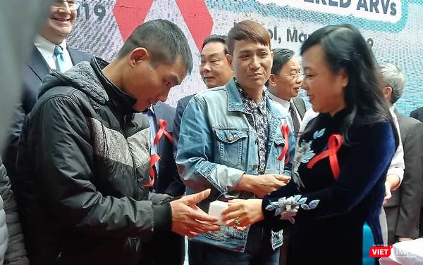 Bộ trưởng Nguyễn Thị Kim Tiến trao thuốc ARV nguồn BHYT cho bệnh nhân HIV sáng 8/3 Bộ trưởng Nguyễn Thị Kim Tiến trao thuốc ARV nguồn BHYT cho bệnh nhân HIV sáng 8/3