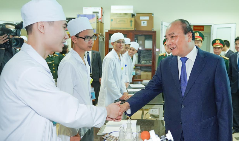 Thủ tướng thăm hỏi các học viên của Học viện Quân y Thủ tướng thăm hỏi các học viên của Học viện Quân y (Ảnh: VGP)