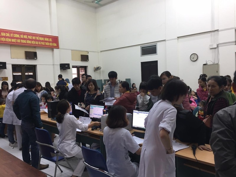 Hàng trăm trẻ được gia đình đưa đến Bệnh viện Bệnh Nhiệt đới Trung ương để khám vào sáng 16/3 Hàng trăm trẻ được gia đình đưa đến Bệnh viện Bệnh Nhiệt đới Trung ương khám sáng 16/3