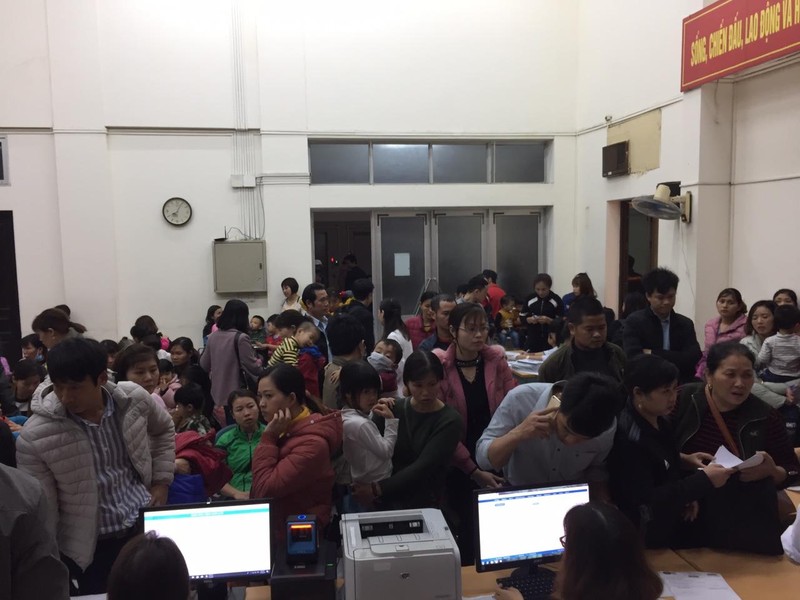 Phụ huynh tới đăng ký xét nghiệm cho con chật ních cả phòng hội trường của bệnh viện Phụ huynh tới đăng ký xét nghiệm cho con chật ních cả phòng hội trường của bệnh viện