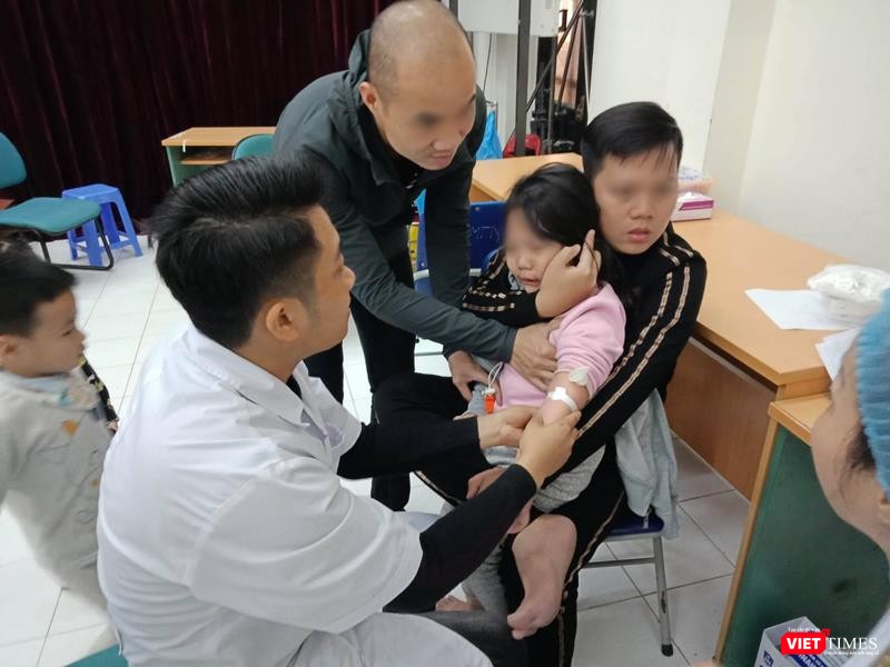 Nhân viên y tế lấy máu xét nghiệm cho các bé Nhiều trẻ sợ kim tiêm, quấy khóc khi lấy máu
