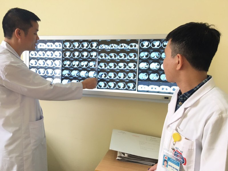 TS Nguyễn Khắc Kiểm trao đổi cùng đồng nghiệp về tình trạng bệnh của chị Lò Thị V. TS Nguyễn Khắc Kiểm trao đổi cùng đồng nghiệp về tình trạng bệnh của chị Lò Thị V.
