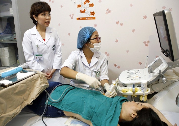Bác sĩ sử dụng kỹ thuật mới thăm khám cho bệnh nhân Bác sĩ sử dụng kỹ thuật mới thăm khám cho bệnh nhân