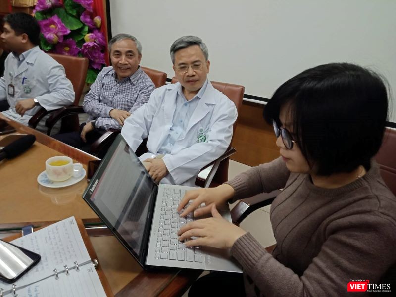 Ban giám đốc Bệnh viện Bạch Mai làm việc với phóng viên chiều 25/3