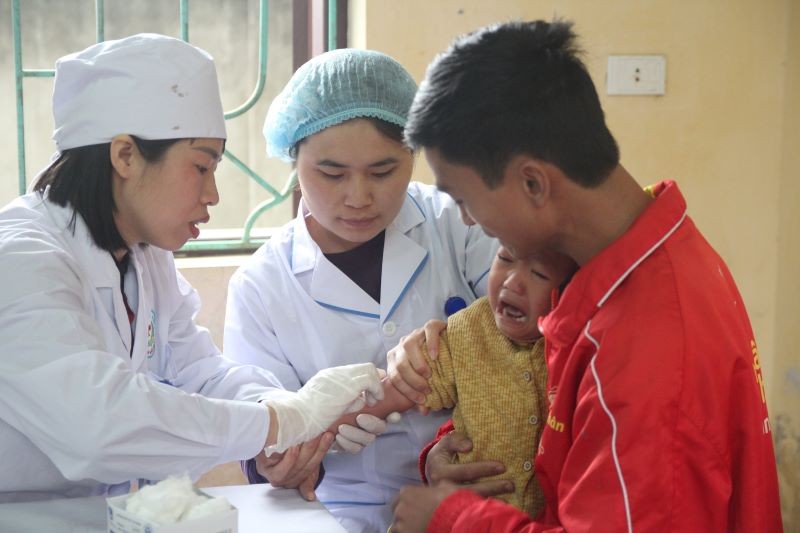 Nhân viên y tế lấy máu xét nghiệm cho trẻ tại Bắc Ninh