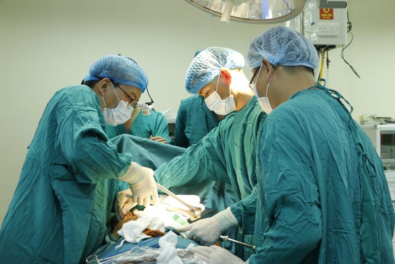 Bác sĩ Bệnh viện mổ nội soi cho bệnh nhân T. Bác sĩ Bệnh viện mổ nội soi cho bệnh nhân T.