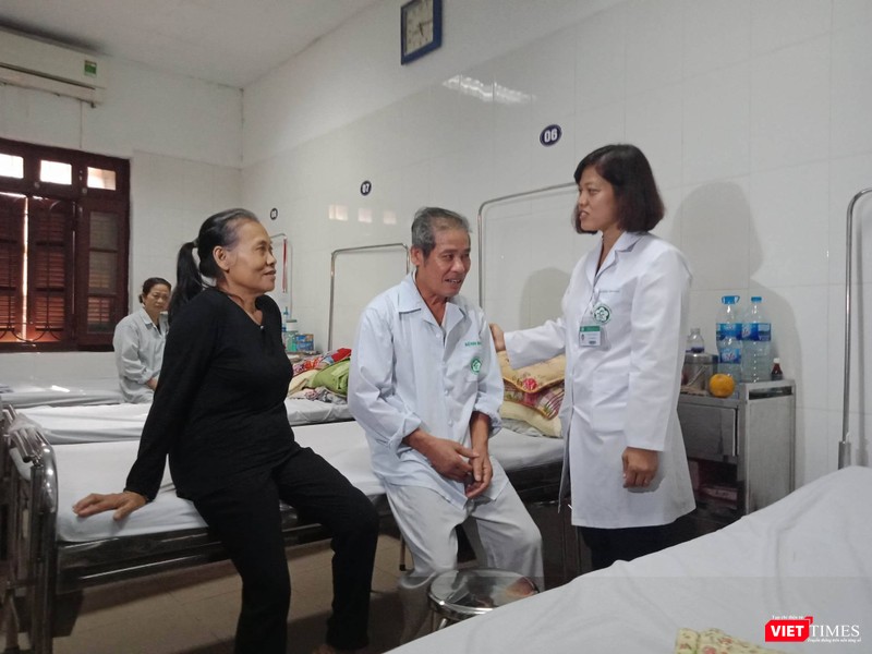 Bác sĩ Trần Thị Hà An chăm sóc cho bệnh nhân mắc chứng sa sút trí tuệ Bác sĩ Trần Thị Hà An chăm sóc cho bệnh nhân mắc chứng sa sút trí tuệ