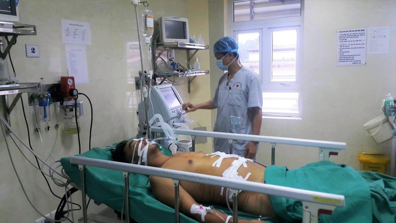 Bác sĩ theo dõi tình hình sức khỏe của bệnh nhân sau mổ Bác sĩ theo dõi tình hình sức khỏe của bệnh nhân sau mổ