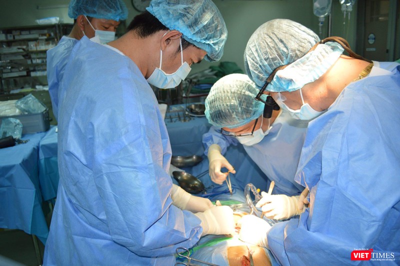 Bác sĩ của Bệnh viện đa khoa Trung ương Cần Thơ phẫu thuật cho một bệnh nhân Bác sĩ của Bệnh viện đa khoa Trung ương Cần Thơ phẫu thuật cho một bệnh nhân