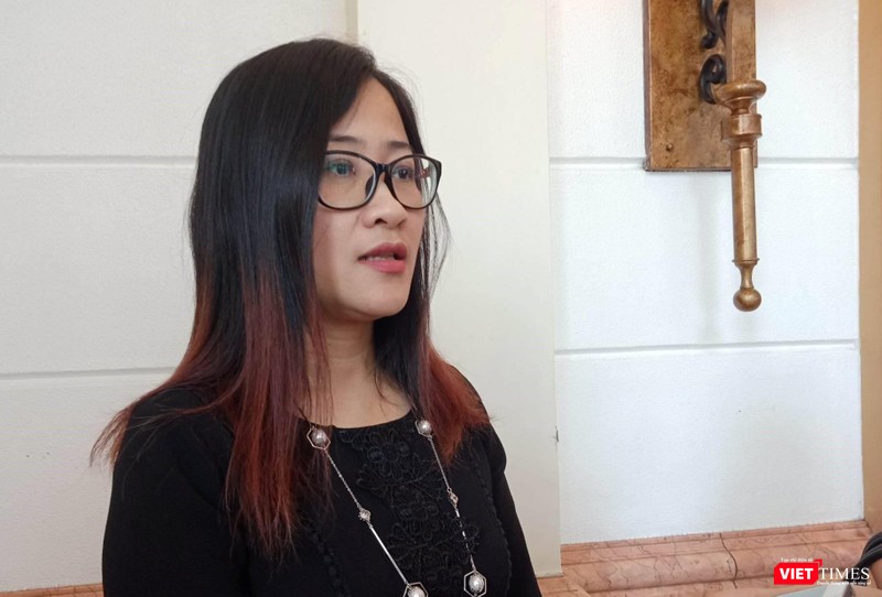 Bà Trần Thị Trang - Phó vụ trưởng Vụ Pháp chế, Bộ Y tế trao đổi với phóng viên