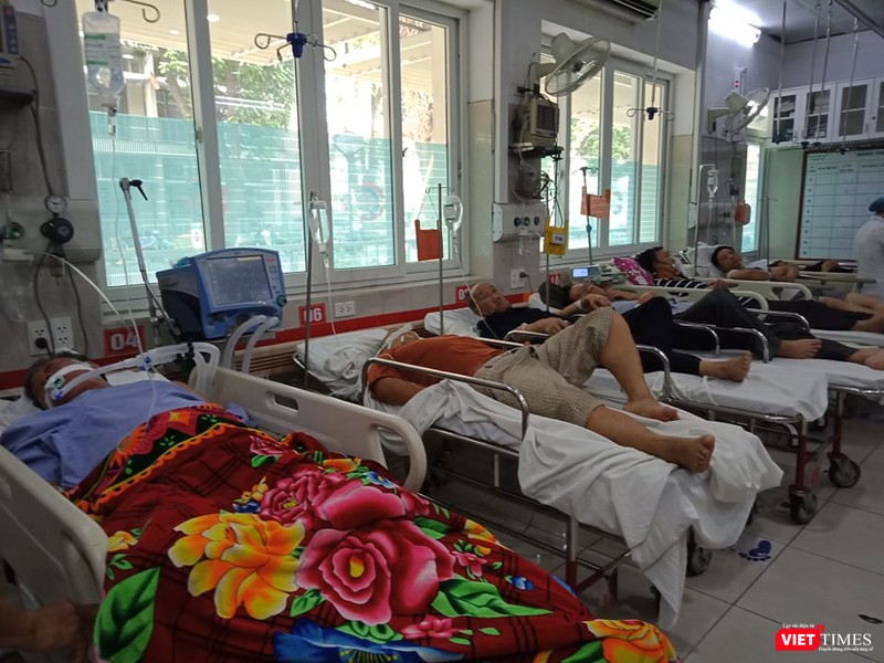 Các bệnh nhân điều trị tại Khoa Cấp cứu A9, Bệnh viện Bạch Mai Các bệnh nhân điều trị tại Khoa Cấp cứu A9, Bệnh viện Bạch Mai