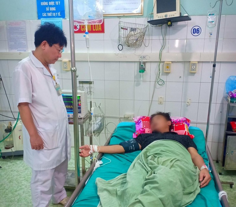 Bệnh nhân ngộ độc củ ấu tẩu đang điều trị tại Bệnh viện đa khoa tỉnh Tuyên Quang. Bệnh nhân ngộ độc củ ấu tẩu đang điều trị tại Bệnh viện đa khoa tỉnh Tuyên Quang.