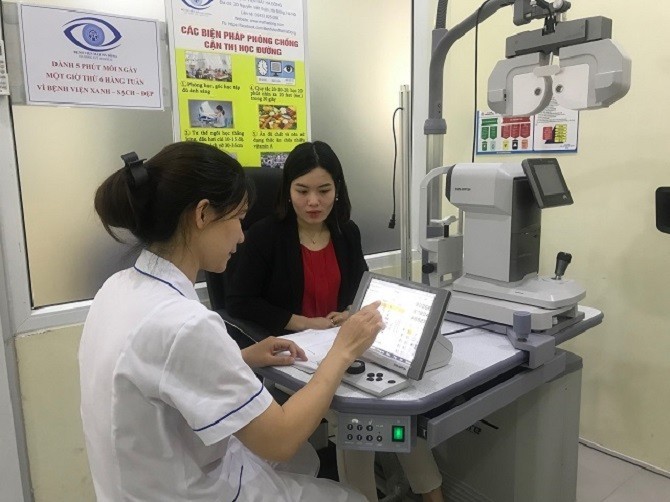Bác sĩ khám bệnh cho người dân Bác sĩ khám bệnh cho người dân