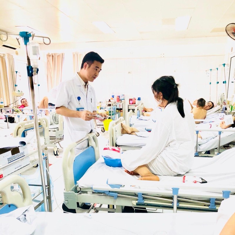 Bác sĩ Vũ Trung Trực đang chăm sóc cho bệnh nhân Hà T.P. Bác sĩ Vũ Trung Trực đang chăm sóc cho bệnh nhân Hà T.P.