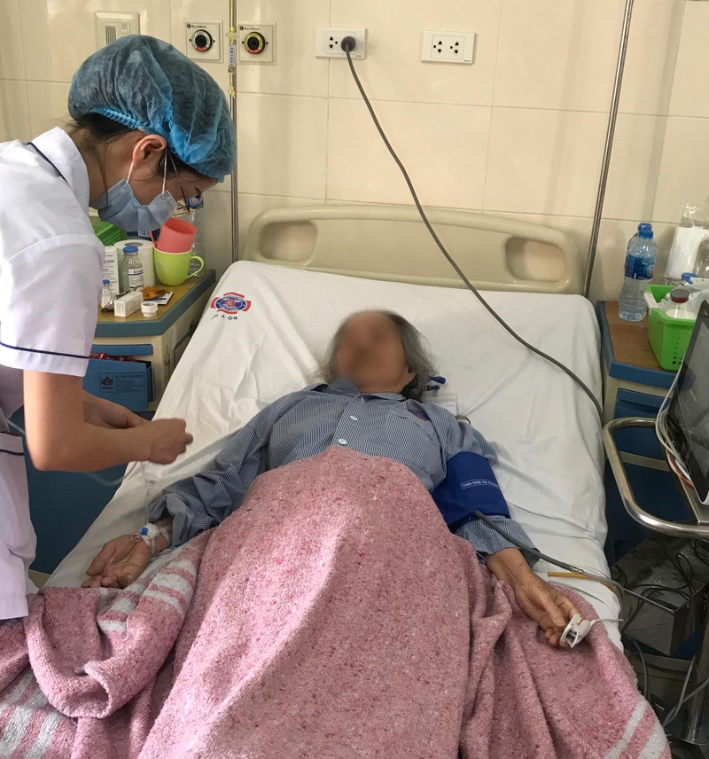 Bà Vũ Thị K. được chăm sóc sau phẫu thuật Bà Vũ Thị K. được chăm sóc sau phẫu thuật