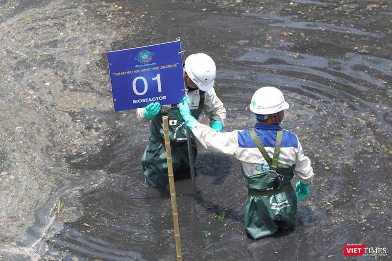 Nhóm kỹ sư đánh dấu điểm đặt máy