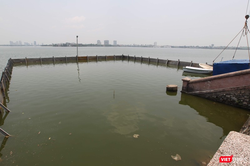 Một góc Hồ Tây được quây lại để đặt máy xử lý nước.