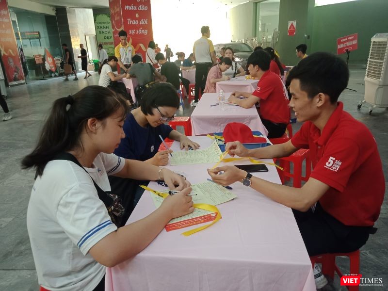 Từ sớm, những bạn trẻ này đã có mặt để đăng ký tham gia hiến máu. Từ sớm, những bạn trẻ này đã có mặt để đăng ký tham gia hiến máu.