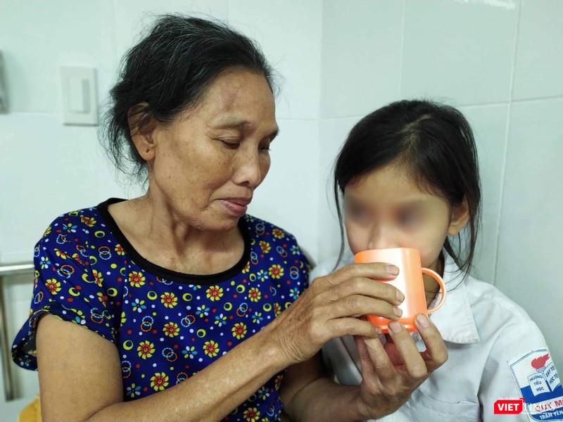 T. và bà nội tại Bệnh viện. T. và bà nội tại Bệnh viện.