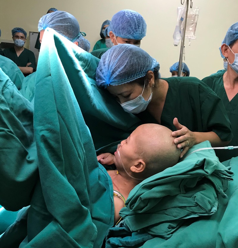 Bác sĩ động viên chị L. trước khi mổ Bác sĩ động viên chị L. trước khi mổ