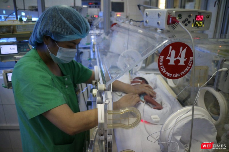 Bác sĩ của Bệnh viện Phụ sản Trung ương chăm sóc cho bé Bình An Bác sĩ của Bệnh viện Phụ sản Trung ương chăm sóc cho bé Bình An