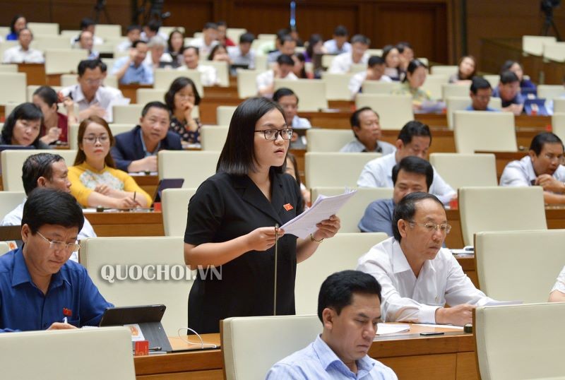 Đại biểu Quốc hội chất vấn Bộ Y tế về Dự thảo Luật phòng, chống tác hại của rượu, bia sáng 23/5 (ảnh: Quochoi.vn)