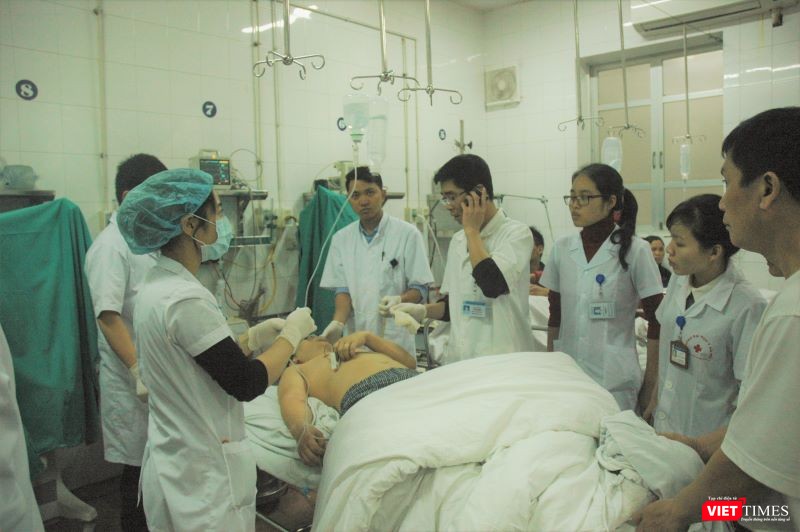 Hàng chục bác sĩ Bệnh viện Việt Đức rất vất vả cấp cứu bệnh nhân bị TNGT do uống rượu bia.