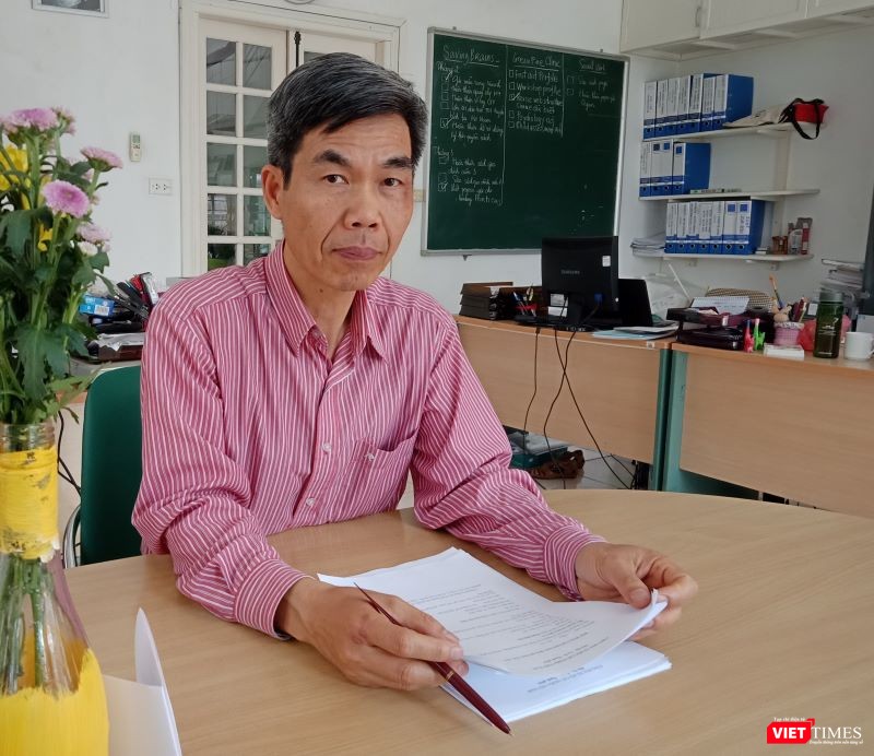 TS.Trần Tuấn tại phòng làm việc.