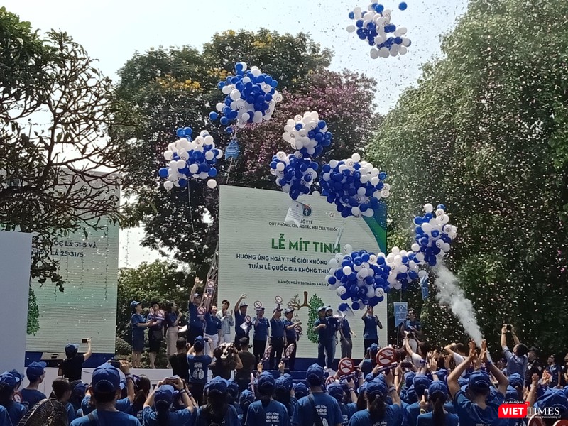 Các đại sứ của chương trình - những ca sĩ, diễn viên nổi tiếng như Noo Phước Thịnh, Chí Nhân, cầu thủ Quang Hải - thả bóng bay phát động sự kiện