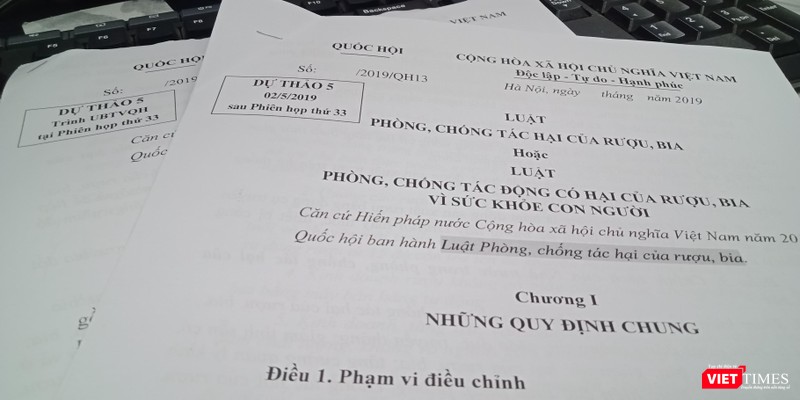 Dự thảo Luật phòng, chống tác hại của rượu, bia đã qua nhiều lần chỉnh sửa nhưng vẫn còn nhiều điểm cần xin ý kiến của Quốc hội. Dự thảo Luật phòng, chống tác hại của rượu, bia đã qua nhiều lần chỉnh sửa nhưng vẫn còn nhiều điểm cần xin ý kiến của Quốc hội.