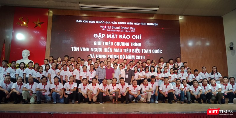 100 người dân tích cực với hoạt động hiến máu tình nguyện chụp ảnh kỉ niệm tại Viện Huyết học - Truyền máu Trung ương sáng 4/6 100 người dân tích cực với hoạt động hiến máu tình nguyện chụp ảnh kỉ niệm tại Viện Huyết học - Truyền máu Trung ương sáng 4/6