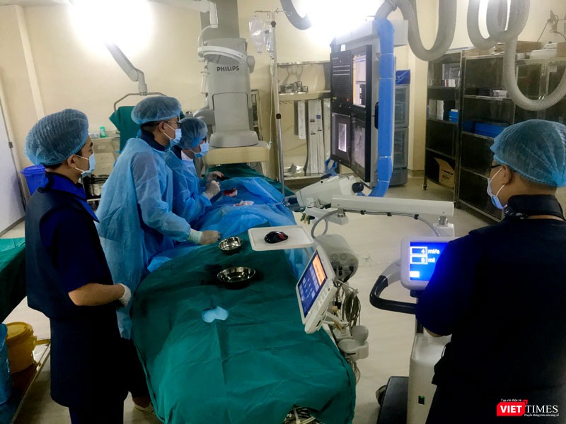 Nhóm bác sĩ tại Bệnh viện K sử dụng kỹ thuật chụp mạch số hóa xóa nền (DSA).