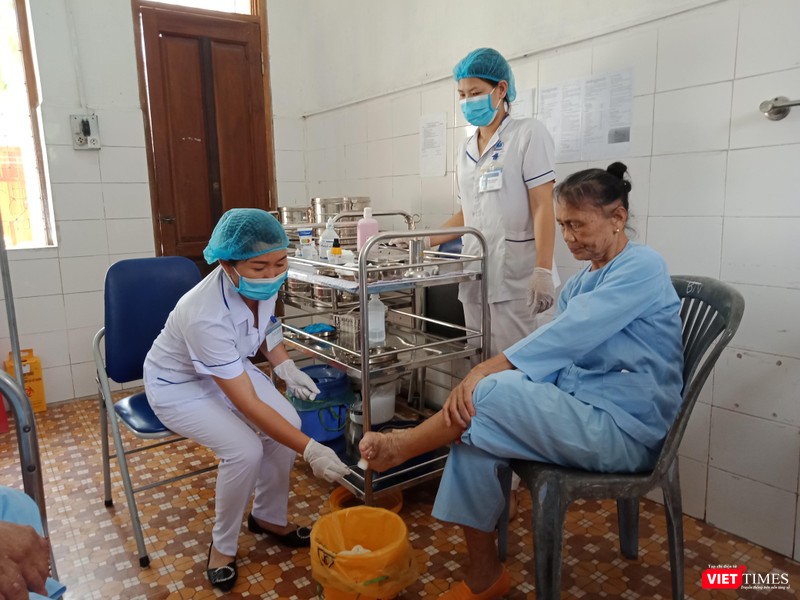 Căn bệnh quái ác khiến các bệnh nhân bị hoạt tử, phải vệ sinh bàn chân mỗi ngày.