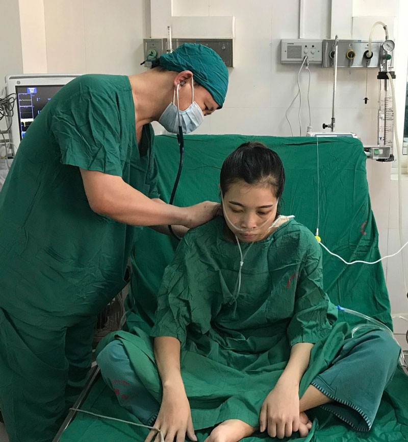 Bác sĩ chăm sóc cho C. sau mổ Bác sĩ chăm sóc cho C. sau mổ