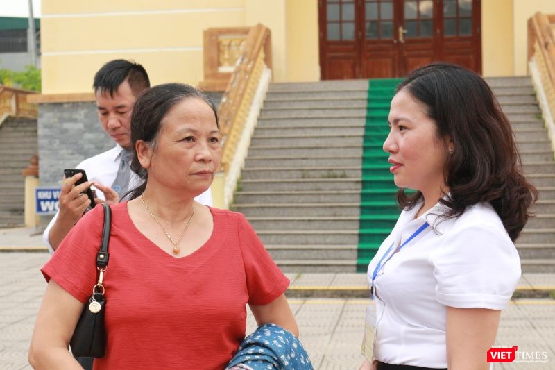 Luật sư Đinh Hương trao đổi với thành viên của Hội đồng xét xử Luật sư Đinh Hương trao đổi với thành viên của Hội đồng xét xử