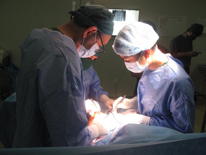 Nhóm bác sĩ của Bệnh viện đa khoa Xanh Pôn phẫu thuật cho bệnh nhân Nhóm bác sĩ của Bệnh viện đa khoa Xanh Pôn phẫu thuật cho bệnh nhân